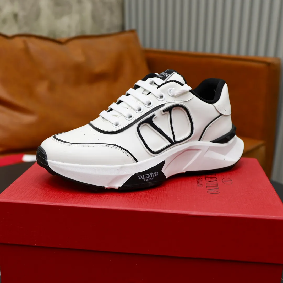 Ex-factory price: 460💰VALENTINO/Valentino 2025s men's latest low-top thick-soled sports shoes are shipped. Made with heavy industry, men's fine casual sports shoes, versatile style. Original leather, rubber lines embellished with geometric segmentation uppers, hand-sewn, novel and fashionable, rubber soles with rivet details on the front and back, VALENTINO GARAVANI LOGO printed on the side, and Valentino Garavani decorative inlay on the tongue. Logo, comfortable, breathable and durable on the feet! Comes with full original packaging! Code number: 38-39-40-41-42-43-44 (45 can be customized)